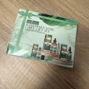Eelhoe Rosemary Hair Care Gift Set - Presentförpackning med Eelhoe Rosemary Hair Care, innehåller rosmarinolja, hårspray, roller.. Perfekt för dig som vill boosta håret med näring och styrka och främja hårväxten 