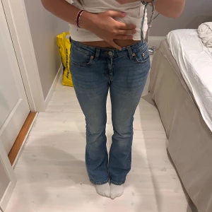 Blå bootcut jeans från 157, XS - Jag är 170 cm lång. Byxorna är full längd. Använt mycket. Inget fel på dom. 
