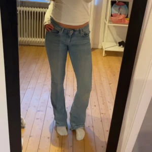 Bootcut jeans - Supersnygga jeans från lager 157 i modellen ”low boot” tyvärr för små för mig så de används ej. Lite sönder längst ned då jag trampat på dom men ingenting som egentligen syns 💞