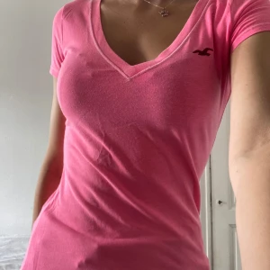 Hollister T-shirt  - T-shirt från hollister. Lite nopprig annars i bra skick 