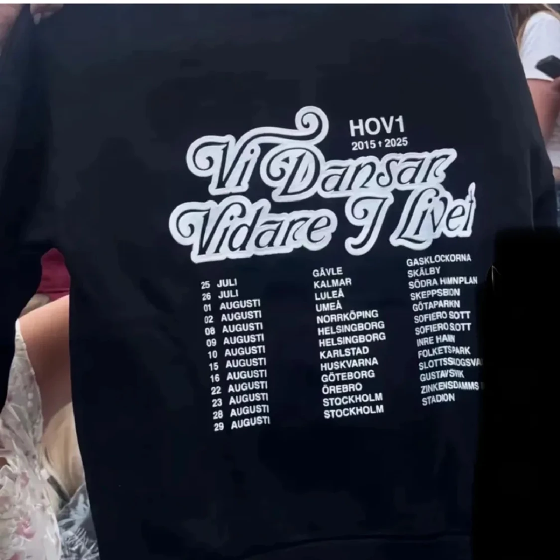 Svart Hov1 hoodie Vi Dansar Vidare