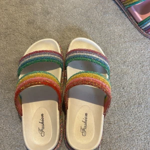 Glittriga sandaler - Storlek 36 använda några gånger säljer för att det inte kommer till användning nått mer 🫶