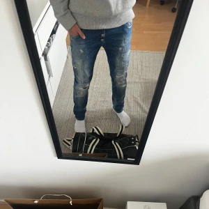 Replay jeans med slitningar - Säljer dessa replay jeans i väldigt bra skick, jeansen är köpta för ett halvårssen men knappt använda. Hör av er vid frågor och intresse, priset är inte hugget i sten. Kan övernatta byta mot andra jeans