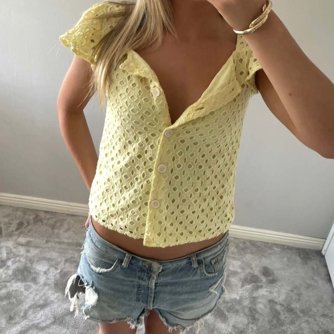 Gul blus med brodering - 2