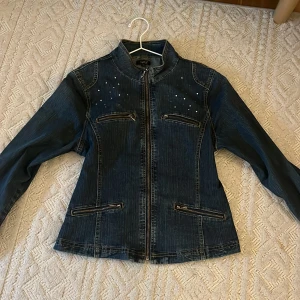 Jeansjacka med diamanter - Super snygg jeansjacka från Sara i storlek 38. Den saknar tyvärr några få diamanter men annars är den i perfekt skick. ❣️