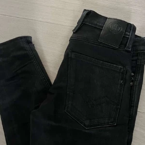Replay Jeans - Nu säljer jag ett par Slim fit Replay jeans de är i riktigt fint skick använda fåtal gånger och riktigt bekväma som replay är! Tveka inte att skriva vid minsta fundering. Priset sitter inte i sten 