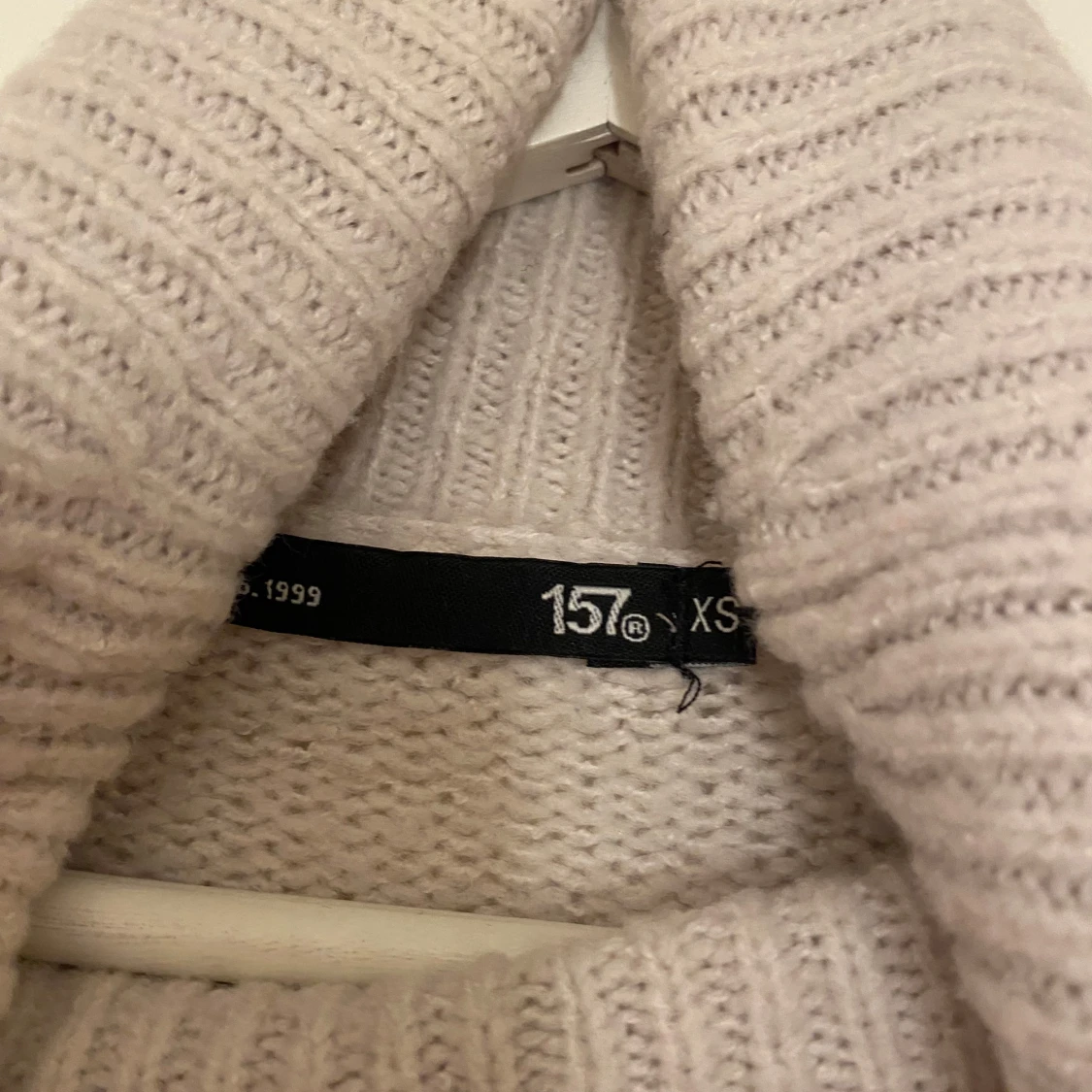 Beige stickad polotröja  - 1