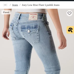 True Religion ljusblå flare jeans - Säljer ett par ljusblå jeans från True Religion med låg midja och bootcut/flare passform. Knappt använda. 