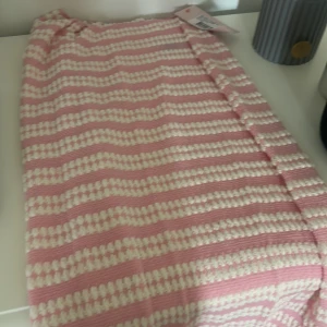 Rosa och vit randig tjol från Nelly  - Jag har aldrig använt den den var för stor och för lång för mig så jag har inte kunnat använda den!!🤗😁😽