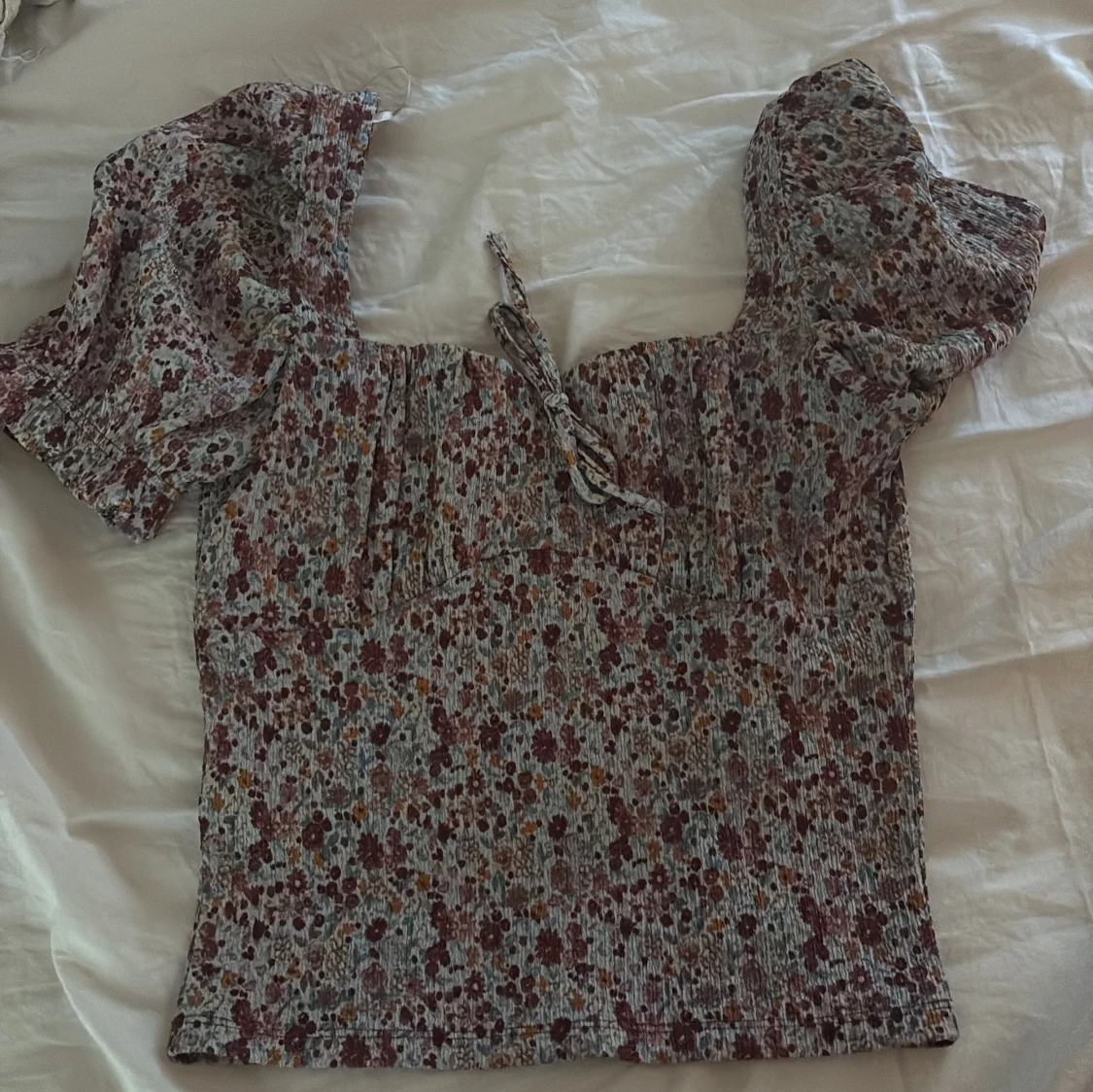 Supersöt blommig topp från gina 