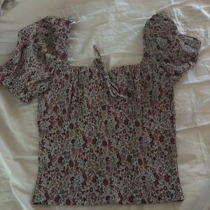 Supersöt blommig topp från gina  - Köpt av filli. Supersöt gina topp