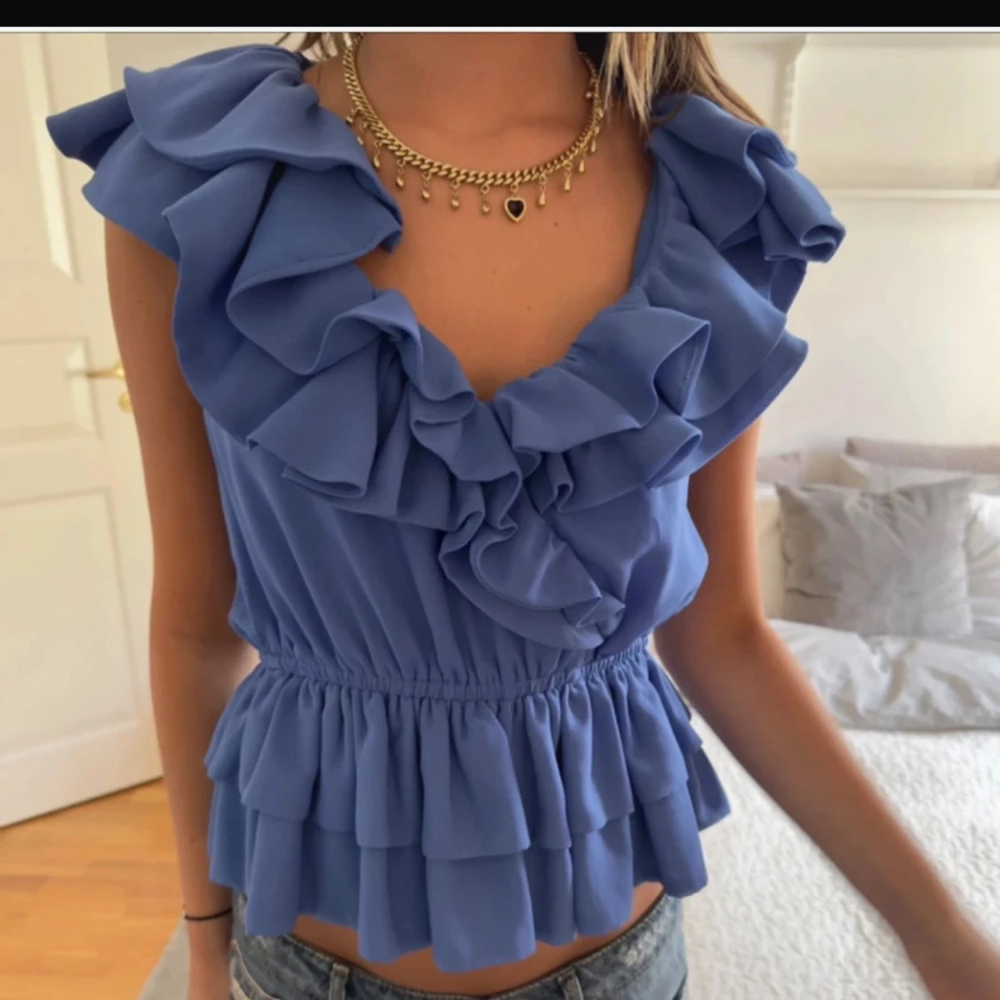 Blå volangblus med djup v-ringning - 1