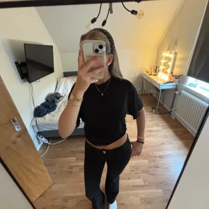 Svart basic tröja - En fin t-shirt som går in lite vid midjan väldigt skönt material och passar till allt. Jag såg att jag redan hade en exakt likadan så säljer därför den nyare av dom