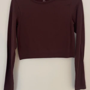 gym topp - Säljer en fin vinröd/brun gungor från H&M 