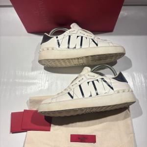 Valentino skor - Hej! Säljer nu mina skor från märket Valentino, storlek 37.5 bra skick, allt på bilden ingår. Tveka inte på att höra av dig om du har frågor eller funderingar kring skorna! 
