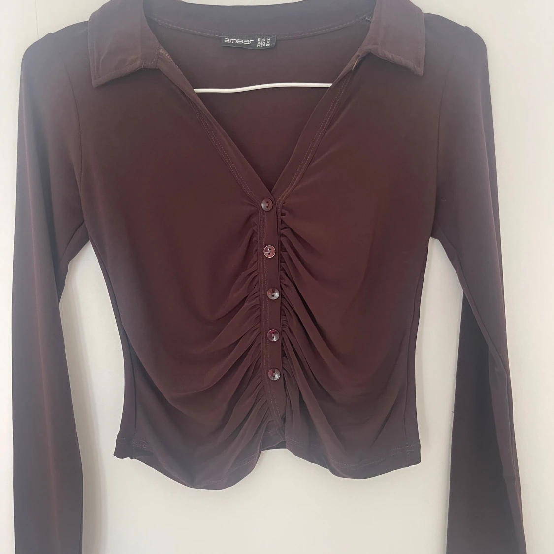 Brun omlottopp med knappar från Ambar