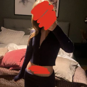 Zip hoodies från Gina  - Säljer två stycken zip hoodies från Gina Tricot i storlek 158/164. Dom är slutsålda så jag hittar inte modellbilderna men skriv bara så skickar jag fler bilder 🤍jag har inte använt dom mycket alls därav priset men vill man bara köpa ena är det 150kr 💋