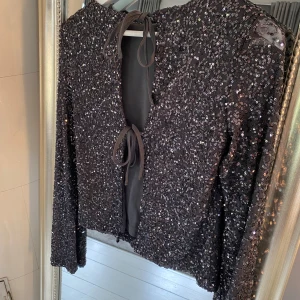 Glittrig topp med öppen rygg - Glittrig topp med öppen rygg