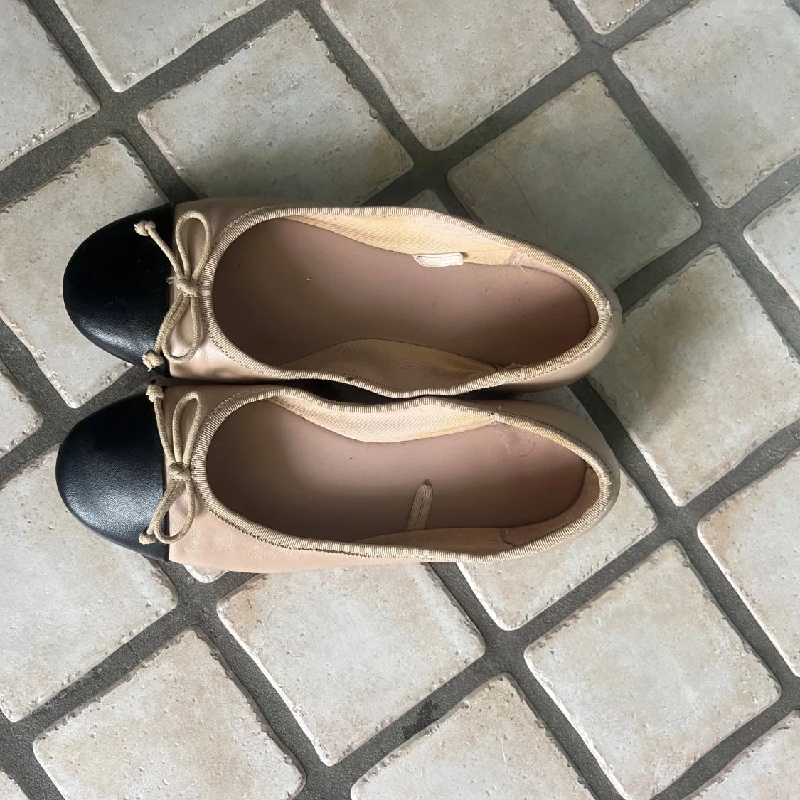 Beige ballerinaskor med svart tå - 3