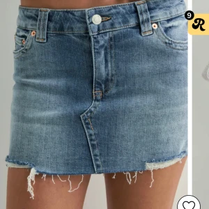Blå low waist jeanskjol från Nelly - Helt ny jeanskjol ifrån Nelly som jag inte använt( tagit av lappen) därav säljer jag den då den inte har kommit till användning och jag ej kan returnera den. Stl 36. Säljer inte för mindre än 300 då den är helt ny och väldigt populär. 