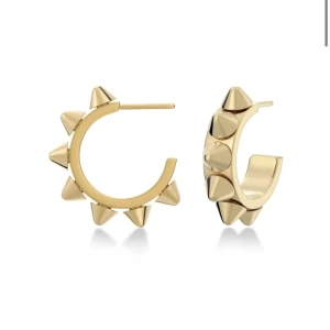 Guldiga örhängen med nitar - Coola guldiga hoops med spetsiga nitar runt hela ringen. Aldrig använda 