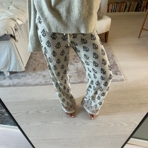 Mönstrade byxor zara  - Super snygga mönstrade byxor från zara🙌🏼