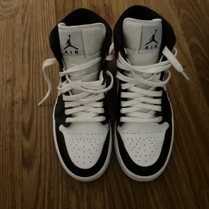Wmns Air Jordan 1 Mid Noble Red - Har knappt använts. Storlek 36. Går bra för både könen. Snabb förhandling. Priset kan diskuteras.