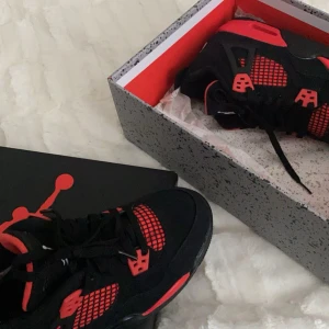 Nike Air Jordan 4 Retro Red thunder - Jordans 4 i strlk 38! Säljer då jag inte använder dom😇 Dom är använda några gånger men detta syns endast på sulans undersida, i övrigt är de i princip i nyskick! Kartongen finns kvar :) Skorna är köpta från Kicks n stuff i Göteborg och org priset var 5000, med tanke på det bra skicket säljer jag dom för 3000☺️Har ett par oanvända crease skydd som skickas med utan extra kostnad!