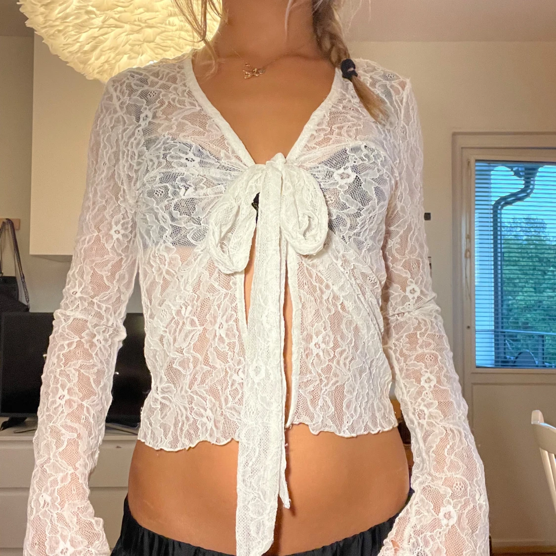 Vit spetsblus med knyt framtill