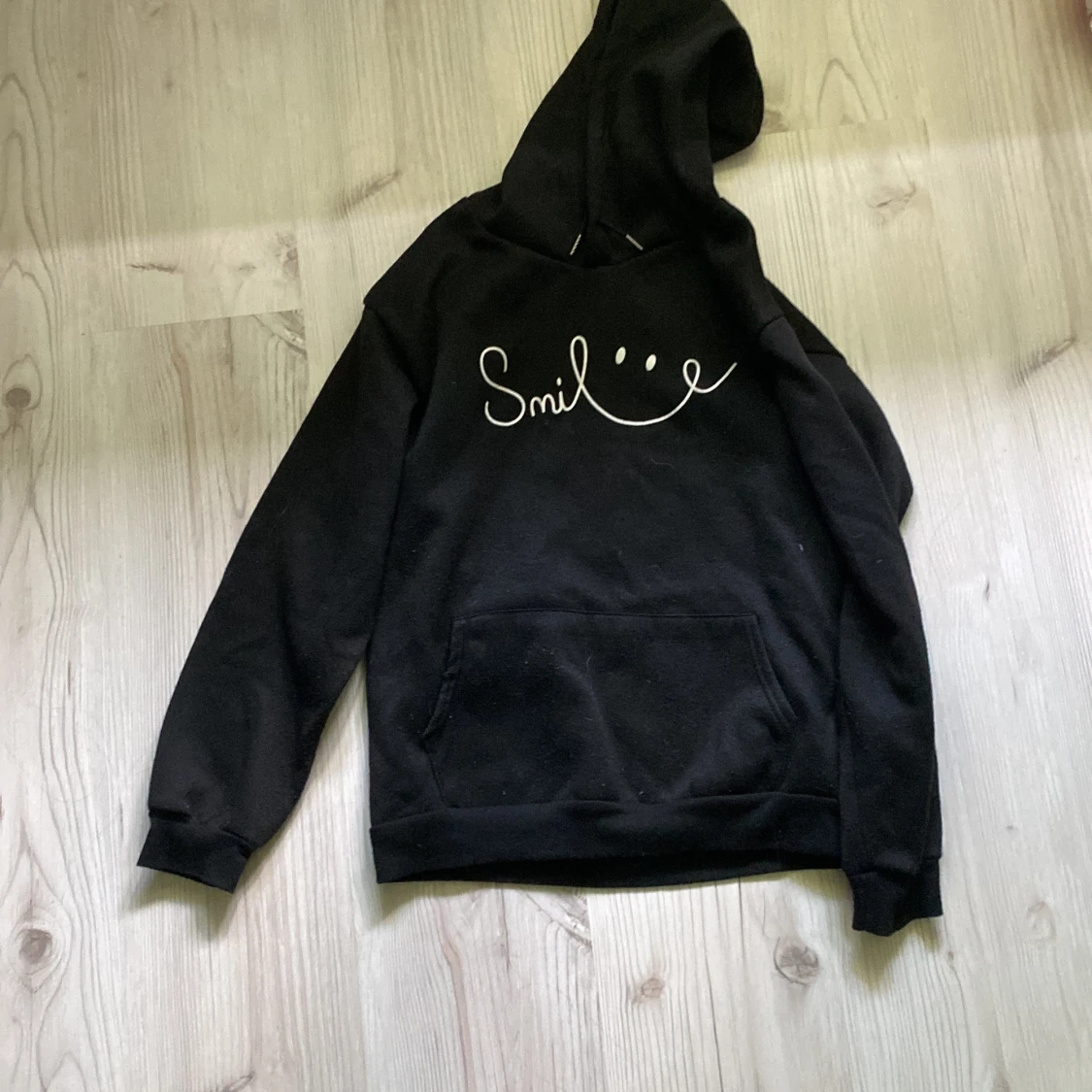 Svart hoodie med Smile-tryck