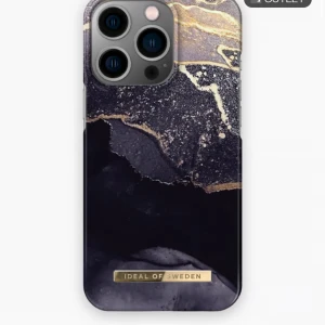 Svart och guld mobilskal Ideal of Sweden - Snyggt mobilskal från Ideal of Sweden med svart och mörkblå bas, detaljer i guld och ett marmorinspirerat mönster. Skalet har en lyxig känsla och passar perfekt för dig som vill ha en stilren look på mobilen.