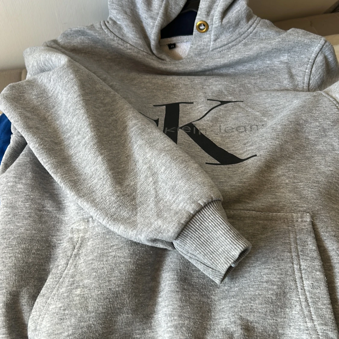 Grå Calvin Klein hoodie med logga - 1