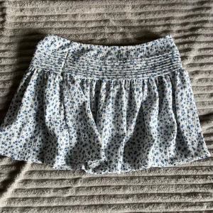 Söt kjol från gina tricot - Säljer denna vitblåa kjolen från gina tricot då den inte kommer till användning. Jag har klippt av lappen men skulle gissa att storleken är 152/158. Skriv privat ifall ni vill ha fler bilder!