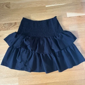 Neo Noir kjol - Supersöt svart volangkjol från Neo Noir! Väldigt stretchig i midjan så passar flera storlekar, S är en uppskattning. Nypris 450 kr💕Sparsamt använd och i jättefint skick!!