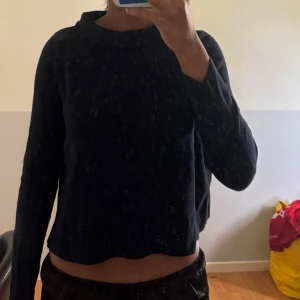 Svart stickad polotröja - En svart stickad polotröja med lång ärm och lös i midjan 💕