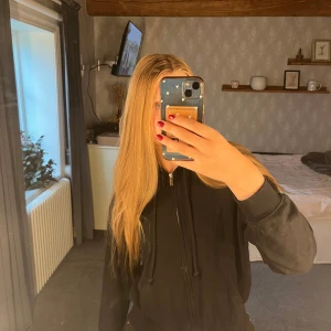 Svart zip hoodie från H&M - Svart hoodie från H&M i storlek S. Klassisk modell med dragkedja framtill, snörning i huvan och två fickor. Mjuk och skön, perfekt för chill dagar. Långärmad och bekväm. 