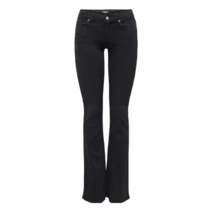 Bootcut jeans - Säljer ett par svarta bootcut jeans från Only med klassisk femficksdesign och låg midja i stl S/34. Använda några gånger. Kontakta för mått💓