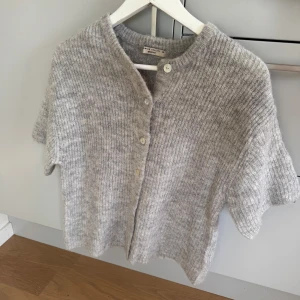 Grå stickad tröja från Gina tricot premium collection - Grå stickad tröja från Gina tricot premium collection. 