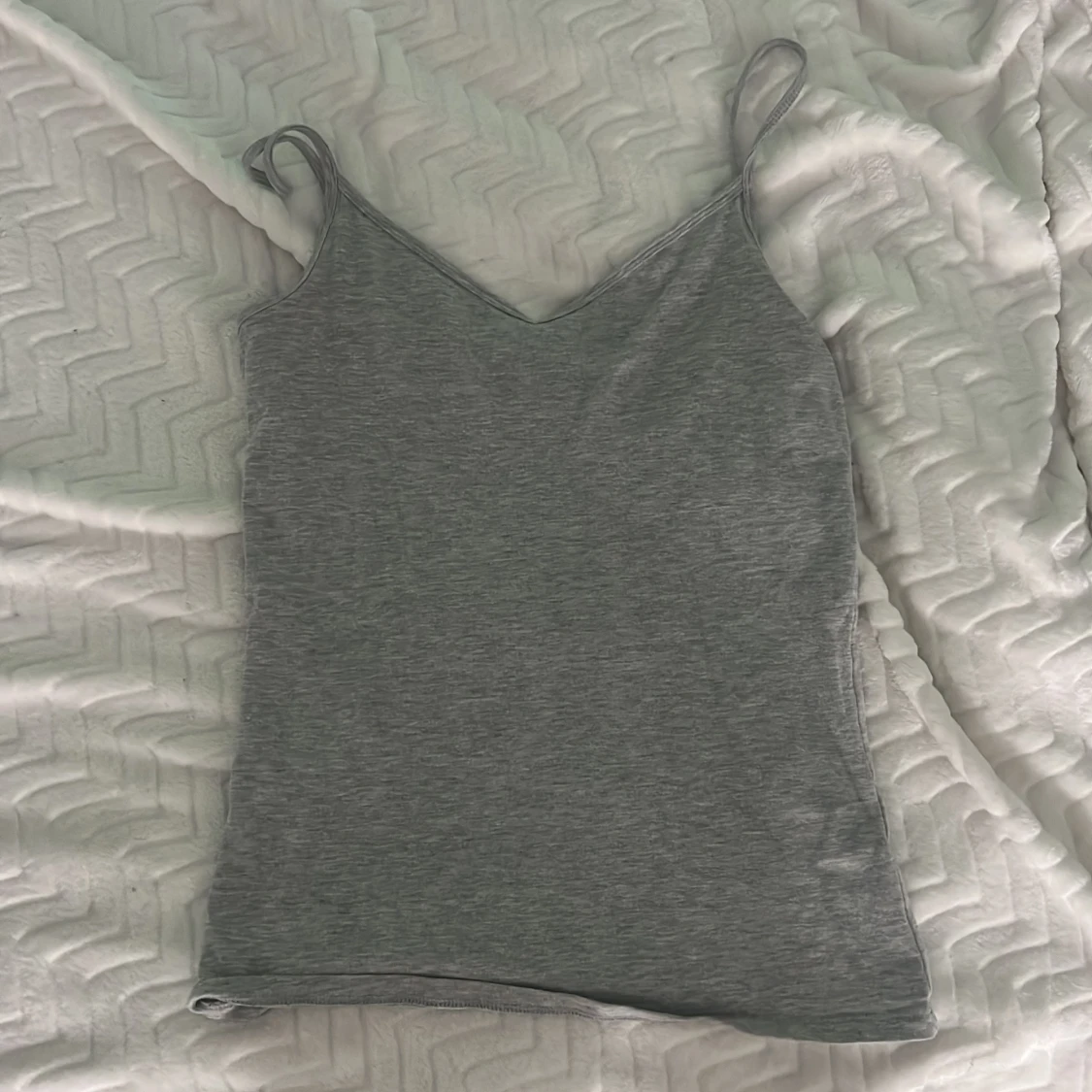 Grå linnetopp med smala axelband