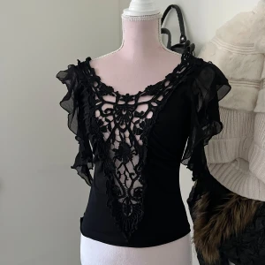 Svart spetsblus från Lipsy - Spets topp från märket lipsy🪽