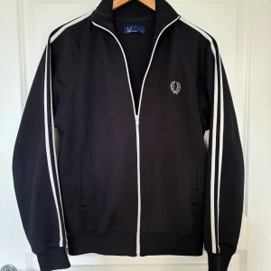 Full zip från Fred Perry - Tja, säljer nu min Full zip up Tröja från Fred Perry. Använd ett fåtal gånger och håller därför ett nästintill nyskick i kvalité. Nypris ligger på omkring 1400 kr. Skriv för funderingar eller prisförslag😊