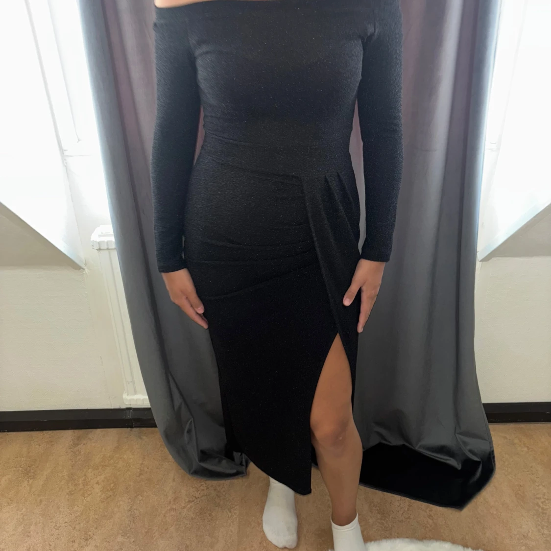 Svart glittrig offshoulder långklänning