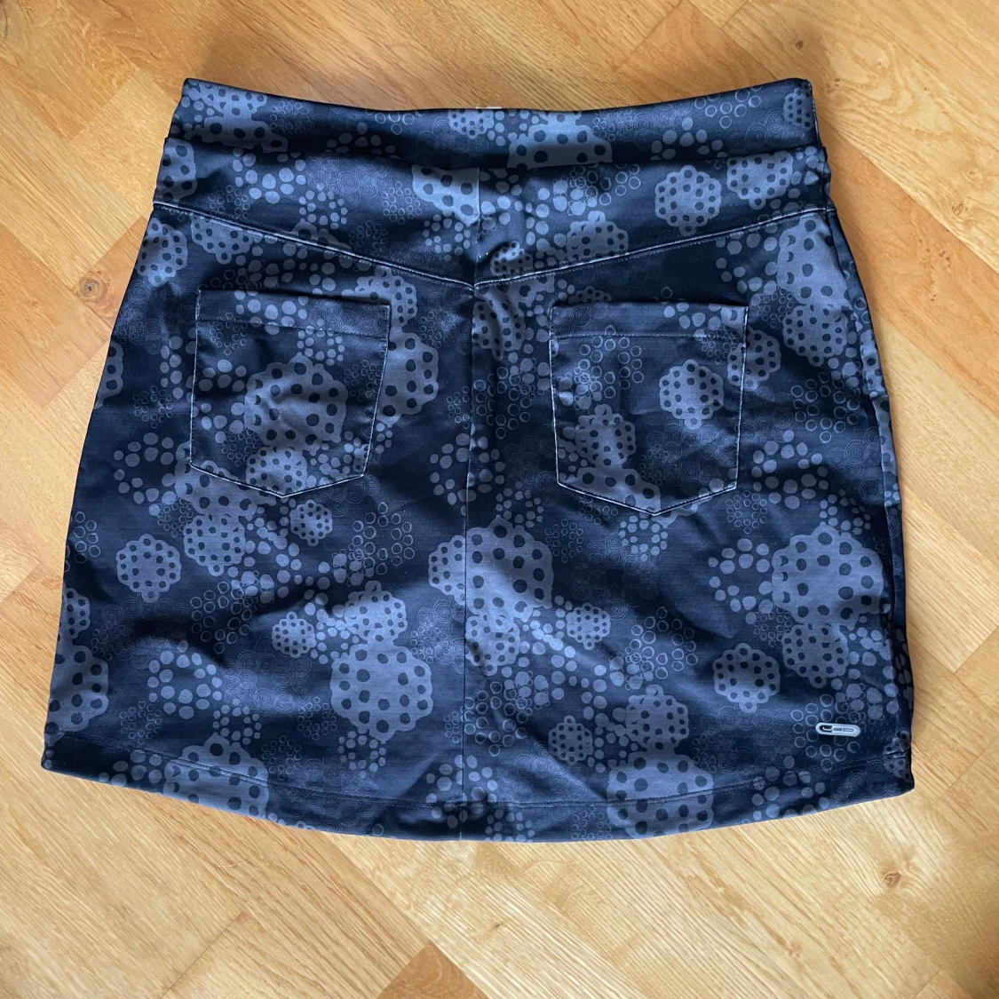 Svartgrå golfkjol från Puma med mönster - 1