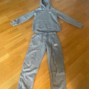 Grå mjukisset från Nike - Snyggt mjukis set från Nike i storlek 147-158 (barn storlek L) bra skick