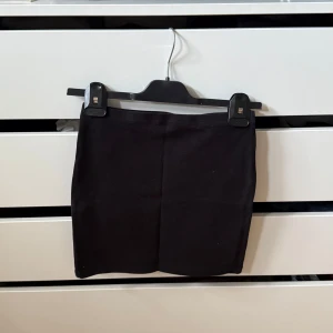 Svart tight minikjol - Svart tight minikjol utan lapp, men den är från shein! Väldigt mjuk i materialet!