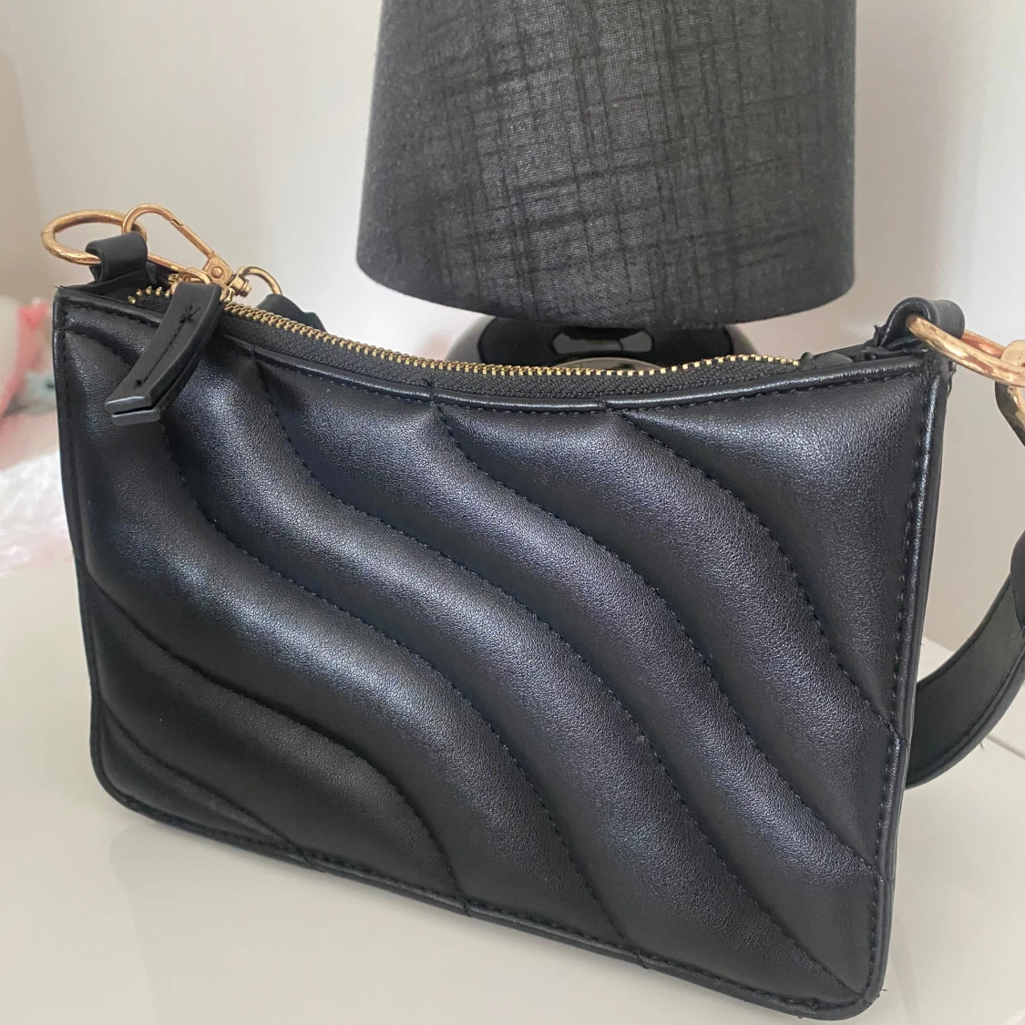 Svart axelväska med gulddetaljer och i bra skick