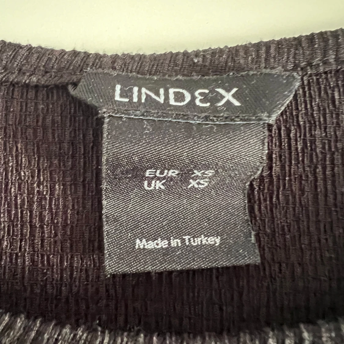 Svart blus med puffärm från Lindex - 1