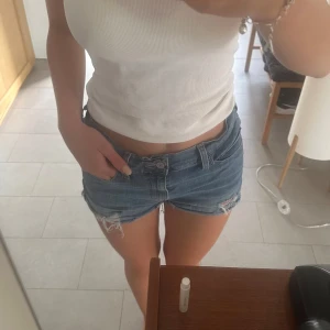 Jeansshorts Levis - Jeansshorts från Levis med lite skoningar! Inga defekter. Storlek W30 men passar mig som S