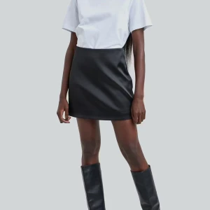 Svart kort satinkjol - Otroligt fin satinkjol från bikbok. Aldrig använd så skicket är superbra!