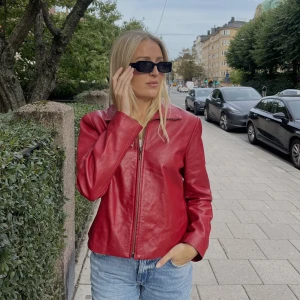 Röd skinnjacka - Säljer min röda skinnjacka som kommer passa perfekt till våren som kommer! Köpte här på plick men bara använd fåtal gånger. Väldigt bra skick ❤️